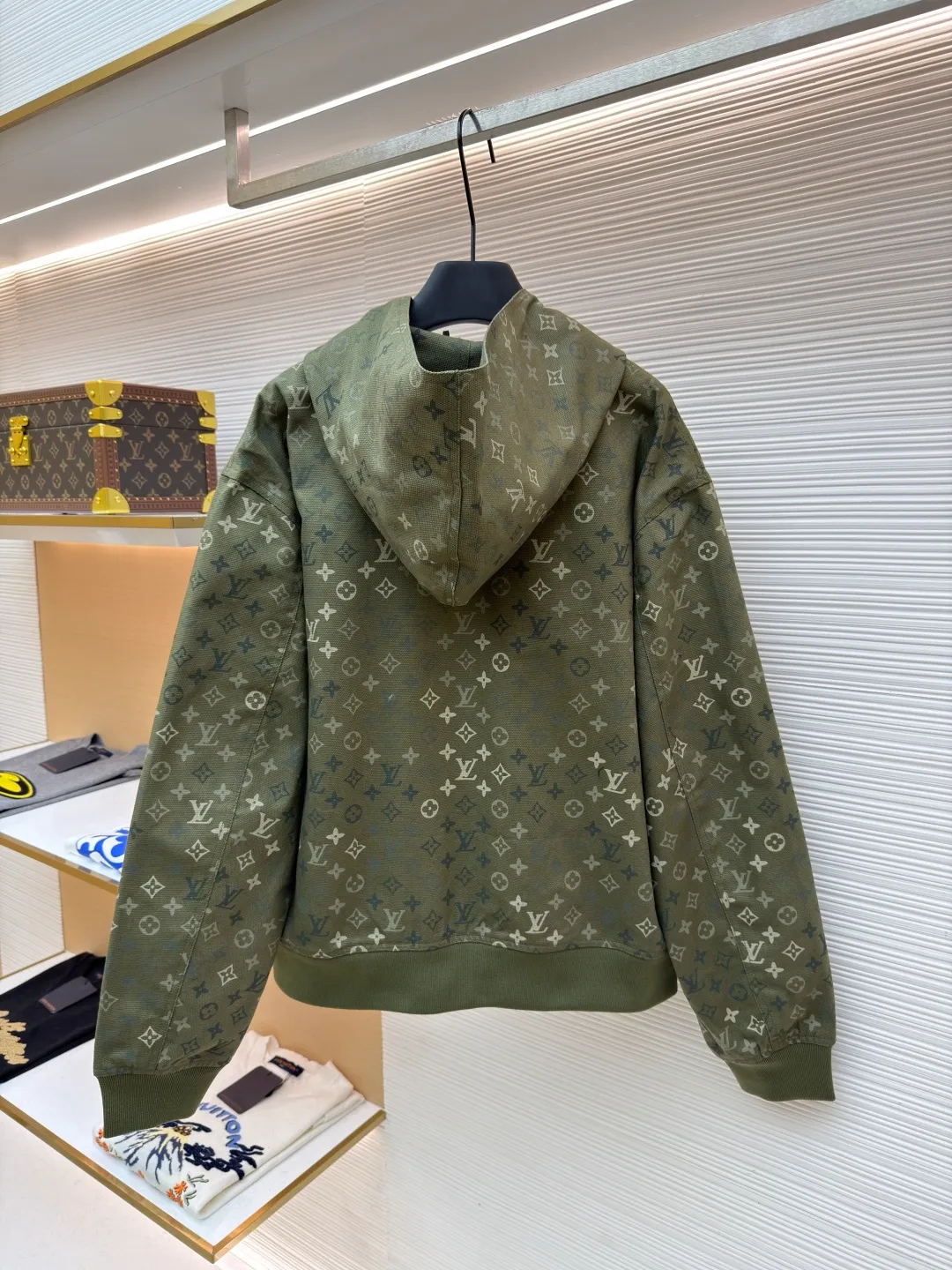 LOUIS VUITTON canvas hooded tunic jacket ●Original version: purchased and developed by 44974 ●Item number: 1682150-B75 ●Fabric: canvas fabric ●Technology: printing production ●Color: green ●Version: fitted version ●Weight: about 1025 grams ●Size: S-M-L-XL ●Description: This hooded zipper jacket is made of high-density twill blended fabric. It has been washed and aged to give the fabric a retro-aged matte texture and a soft and drapey wearing experience. The classic presbyopia pattern printed all over the surface is presented through digital direct inkjet printing. The pattern has high precision and the color blends naturally with the fabric and is not easy to fall off and crack. The body is cut into a loose-fitting drop-shoulder version, and the shoulder splicing uses a flat car double-line seam process to route the lines. It is neat and improves shoulder support. The zipper adopts a custom-made metal molded zipper with smooth and wear-resistant teeth, which harmoniously echoes the color of the body. The hem and cuffs are made of high-elastic ribbing, which is pre-shrunk to prevent deformation. The inside of the hood is double-layered, making the shape of the hat stiff and not easy to collapse. The overall turning process adopts 0.8cm dense copy line technology, and every inch of stitching is even and fine. Every detail shows exquisite clothing technology and quality control. The overall wiring is straight and delicate, the fabric is comfortable and soft, and the color is consistent without color difference. It can be matched with the same style to create a fashionable look and control various occasions. Customized accessories, complete with three standards, same style for men and women!
